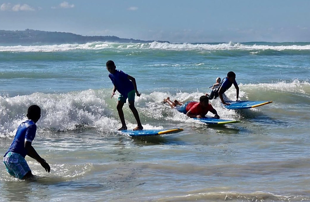 Jeunes en initiation de surf